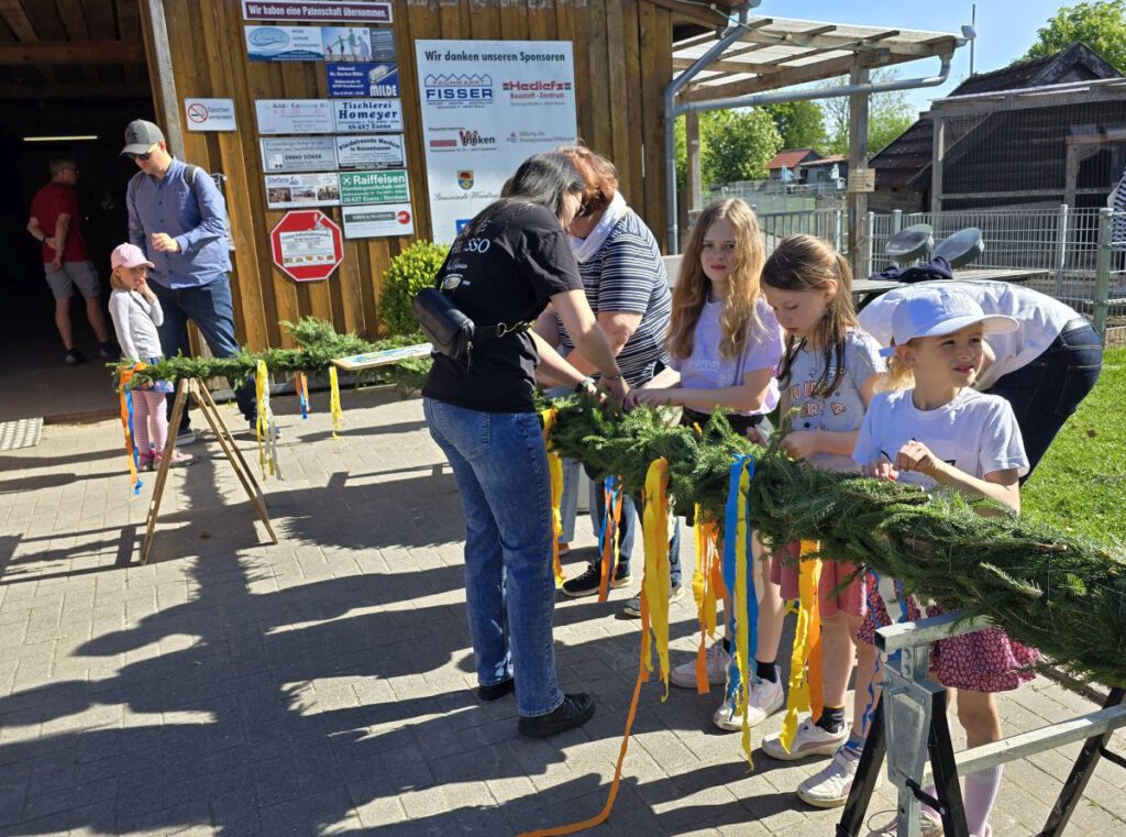 Nachdem bereits am Vorabend der Maibaum im Haustierpark schon mit Grünzeug umwickelt worden war, halfen dann Eltern, Großeltern und Kinder mit den Baum auch schön bunt zu schmücken