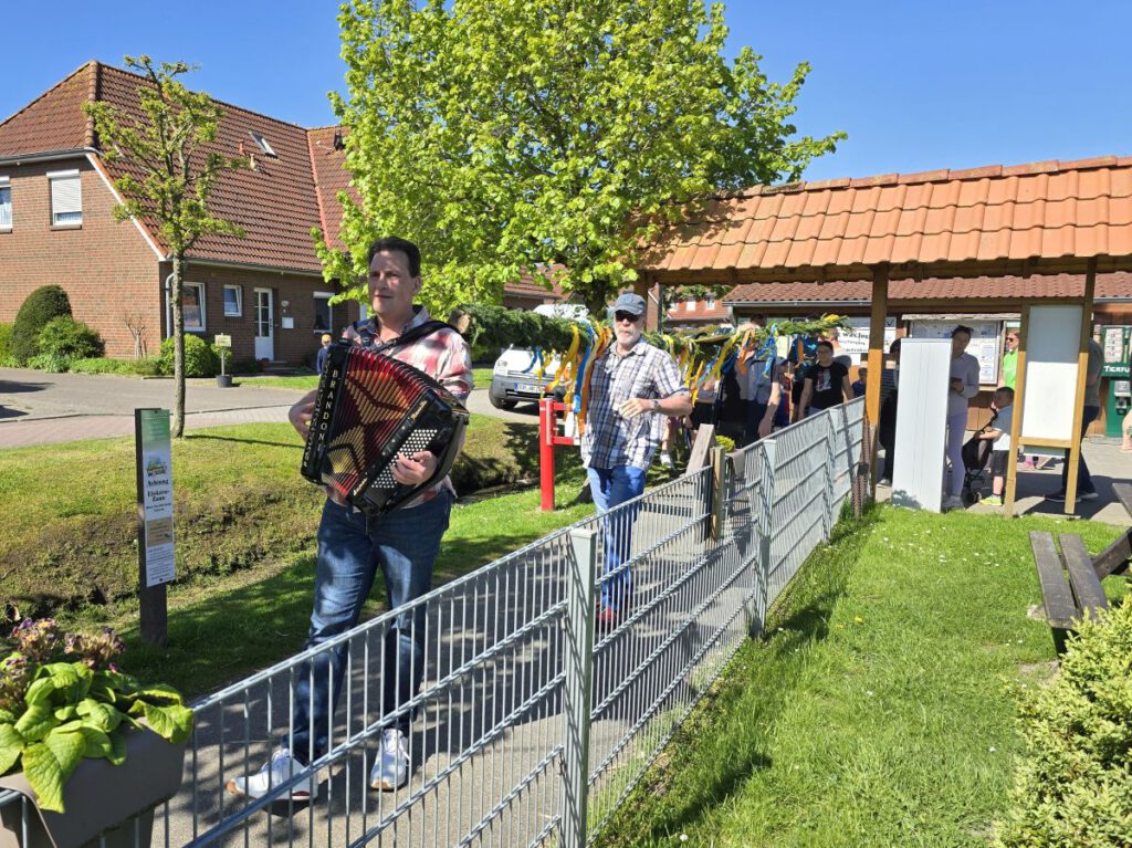 Dann ging`s mit Musik von Holger Billker vorneweg zum Veranstaltungsplatz
